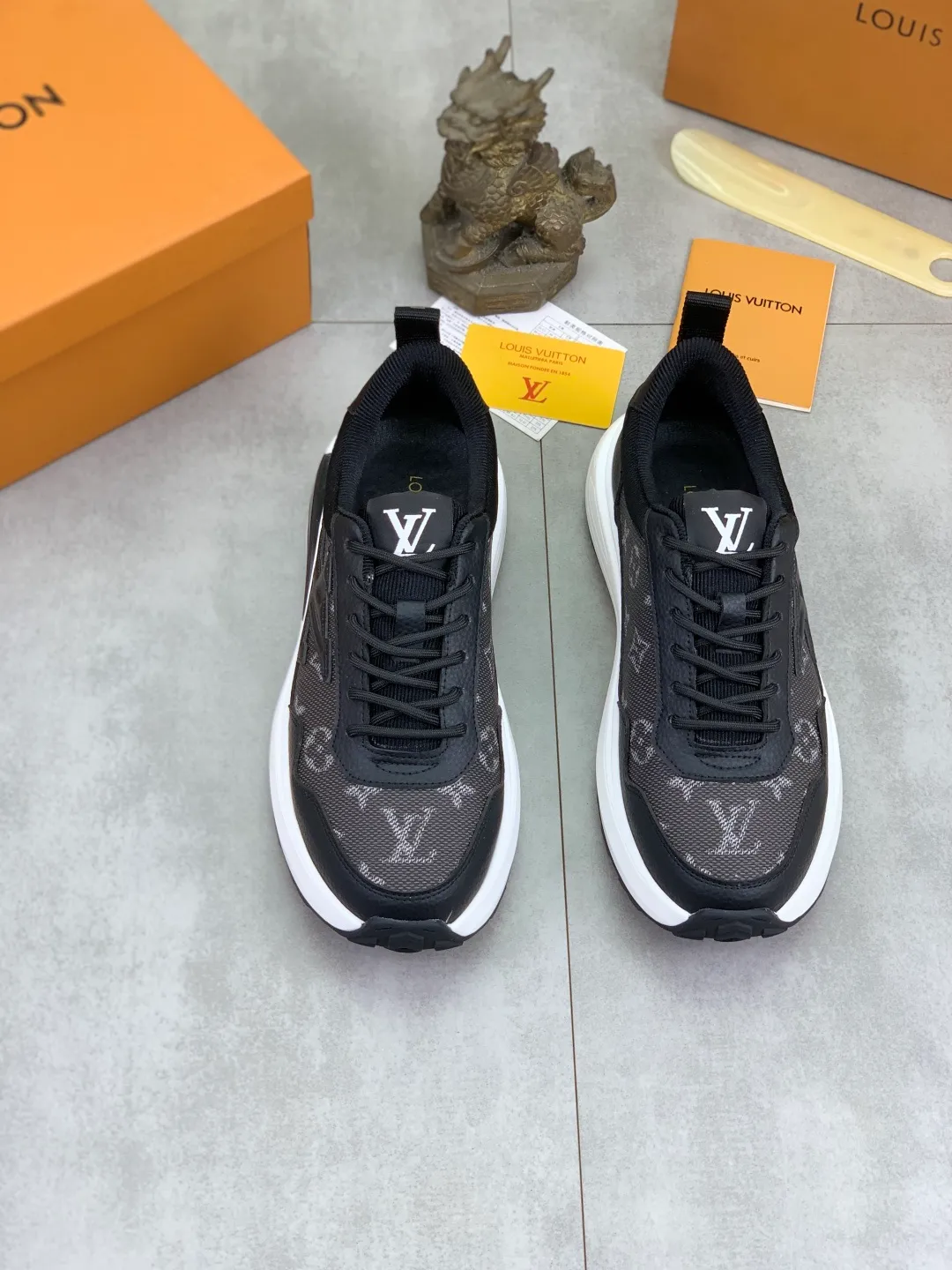 Men's shoes 💰P460 💰 [New model] 🆘 The latest model from LV official website 🎁 Casual and fashionable men's shoes 👟 Hot style 💥 Simple and elegant style, exclusive for trendy men. Unique latest brand elements from the official website 👑 Original decoration, fashionable and generous, the fabric is made of original calfskin ➕ Comfortable and breathable mesh lining ➕ Pigskin lining ✅The official website specifies wear-resistant casual outsole, the classic model is taken in real life🎬Color: 3️⃣colors available😍Number of codes: 38-44 (45 46 customized)